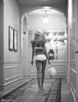 组图：法国球星“雏妓门”女主角爆乳登封面