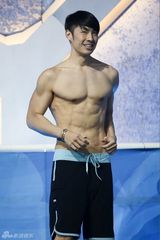 组图：《星跳水立方》吴建豪展露腹肌
