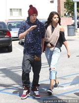 组图：贾斯汀赛琳娜甜蜜同居 拉手出街秀恩爱