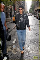 组图：蕾哈娜另类墨镜现身街头 展酷帅摇滚范儿