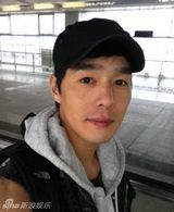 组图：丁春诚轻松玩自拍  各种造型摆不停