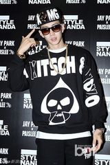 组图：朴载范BUMKEY助阵品牌活动献嘻哈舞台