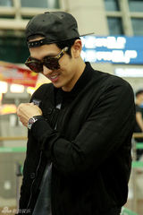 组图：2AM任瑟雍黑色酷装赴巴西观看UFC格斗赛