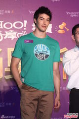 组图：锦荣担任代言人自曝尺寸大衣服不好买