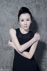 组图：百变精灵孙菲菲 黑色礼服简约出众