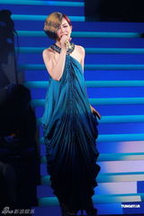 组图：梁静茹红馆开唱骑海豚登场 造型百变