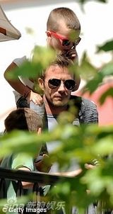 幻灯图：小贝夫妇携子看表演 儿子戴太阳镜造型时尚