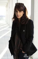 高清图：《精锐部队2》拍写真 男女主角亲密相偎