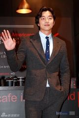 组图：韩星孔侑体验咖啡调理师 温柔笑容依旧灿烂