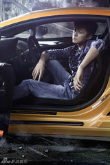 组图：朱雨辰拍劲爆封面大片 开豪车体验奔放青春