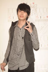 组图：严爵跨年大破音遭骂 年末演出盼嗓子好转