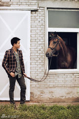 组图：佟大为夏日马场帅气写真畅享诗意生活