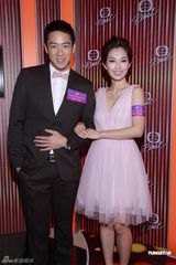 组图：大肚汤盈盈出席颁奖晚会 应届港姐三甲同场