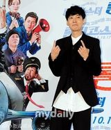 组图：河正宇新片首映 高成熙透视装露臀抢镜