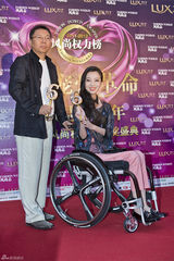 组图：舞蹈家刘岩红唇亮相宠爱革命