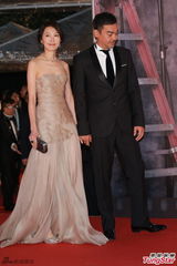 组图：刘青云郭蔼明夫妇牵手亮相红毯