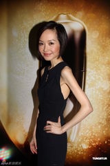 组图：陈鲁豫暴瘦亮相活动 黑裙优雅粉面如苹果