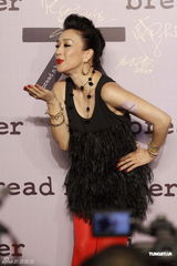 组图：钟丽缇红色裤袜惹火捞金 不受离婚影响展笑脸 