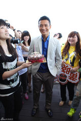 组图：黄晓明驾微博号征战帆船赛 获时代骑士勋章