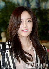 组图：T-ara孝敏便装赴日 长发披肩显女人味