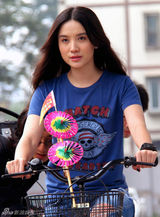 组图：小宋佳中秋“风车”送福 素颜单车快乐做福娃