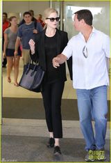 组图：妮可-基德曼返美 透明黑丝内衣bra隐现