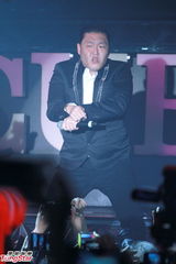 组图：PSY火红西装夜游维港 出手阔绰作风亲民