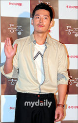 组图：权相佑(权相宇)新片首映爱妻助阵 张赫等众星捧场