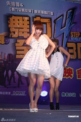 组图：郭书瑶偏爱跳舞型男 与男dancer性感热舞