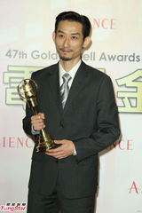 组图：陈竹升凭《野莲香》获金钟迷你剧最佳男主角