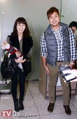 组图：先艺素颜抱爱犬 携夫定居加拿大