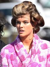 组图：妮娜-阿格达睡衣出街 当众撩衣露臀提裤