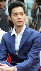 组图：丁春诚宣传《影子爱人》 蓝色西装帅气亮相