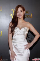 组图：朴敏英香港看秀 穿鱼尾裙秀事业线