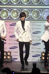 组图：INFINITE参加代言活动补过白色情人节