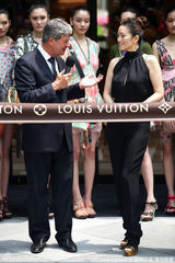 幻灯图：巩俐亮相LV旗舰店开幕 与老总相谈甚欢