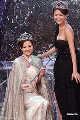 组图：2011港姐5号朱晨丽夺冠 与母亲相拥难掩激动