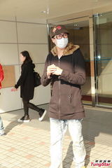 组图：周家蔚剖腹产子 洪天明报喜心情大好