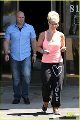 组图：布兰妮宽松运动装似教师 尴尬露内衣吊带