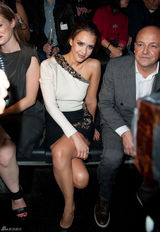 高清组图：杰西卡-阿尔芭现身巴黎时装周看秀