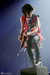 组图：五月天演唱会火红新装亮全场 刘德华客串