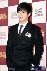 组图：文彩元朴信惠等盛装亮相演技大赏红毯