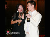 高清组图：新晋影帝影后携爱侣亮相庆功宴 现场亲不停