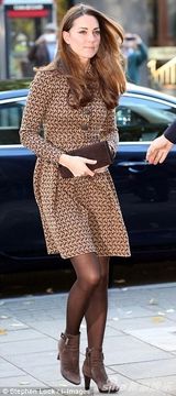 组图：凯特王妃黑丝美腿踩高跟不畏寒冬