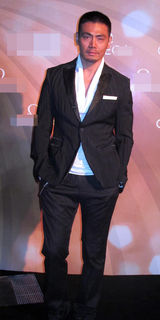 组图：邵兵上海出席活动 绅士性感俘获女人心