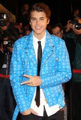 组图：比伯助阵NRJ颁奖礼卖萌 夏奇拉裹胸裙荡酥胸