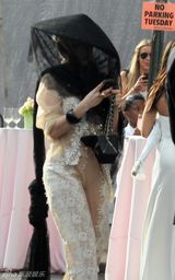 Lady Gaga妹妹毕业典礼抢风头 戴披风扮蒙面侠女