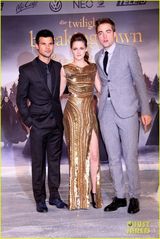 组图：《暮4》柏林首映 斯图尔特金色长裙美腿隐现