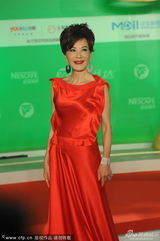 组图：台湾演员夏台凤一袭拖地红裙亮相红毯