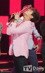 组图：神话新曲夺冠吻奖杯 SHINee钟铉银发回归